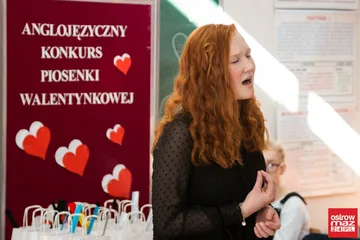 Anglojęzyczny konkurs piosenki walentynkowej (zdjęcia, wideo)