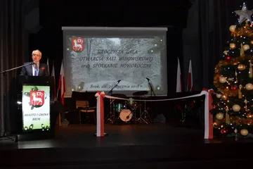 Brok z nowoczesną salą widowiskową (zdjęcia)
