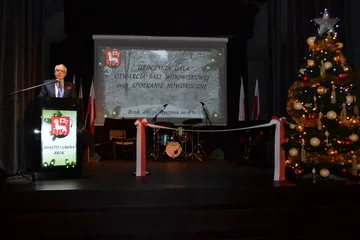 Brok z nowoczesną salą widowiskową (zdjęcia)