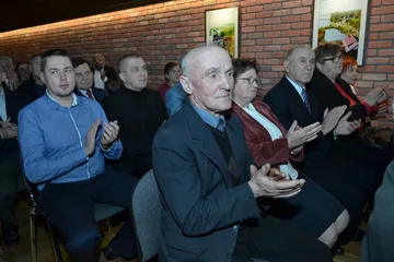 Brok z nowoczesną salą widowiskową (zdjęcia)
