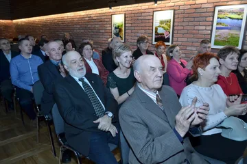 Brok z nowoczesną salą widowiskową (zdjęcia)