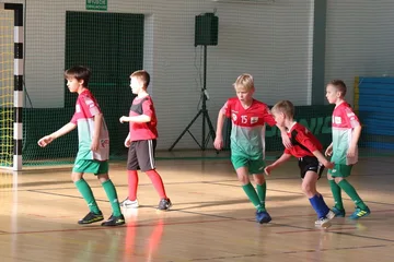 Piłkarze UKS AP na podium w Łysych (zdjęcia, wideo)
