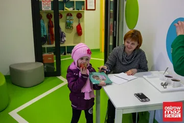 Mobilna biblioteka w przedszkolu "Żółty Słonik" (zdjęcia, wideo)