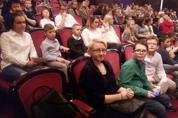 Uczniowie "dwójki" na spektaklu w warszawskim teatrze (zdjęcia)