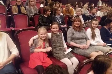 Uczniowie "dwójki" na spektaklu w warszawskim teatrze (zdjęcia)