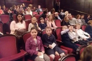 Uczniowie "dwójki" na spektaklu w warszawskim teatrze (zdjęcia)