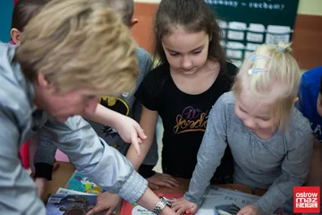 Mobilna biblioteka w ostrowskiej "trójce" (zdjęcia, wideo)