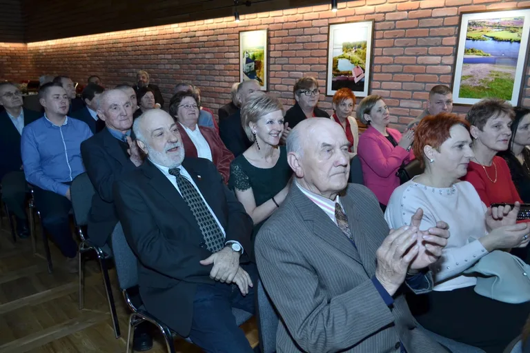 Brok z nowoczesną salą widowiskową (zdjęcia)