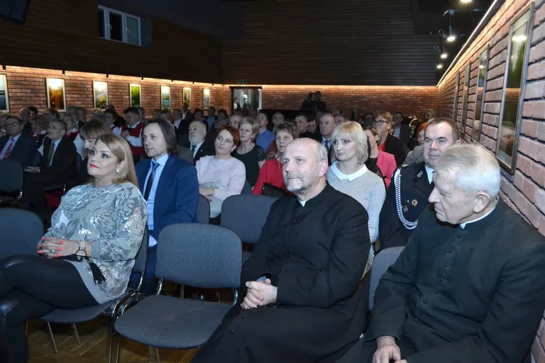 Brok z nowoczesną salą widowiskową (zdjęcia)