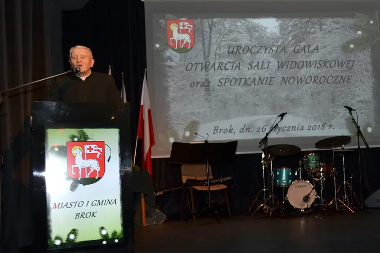 Brok z nowoczesną salą widowiskową (zdjęcia)