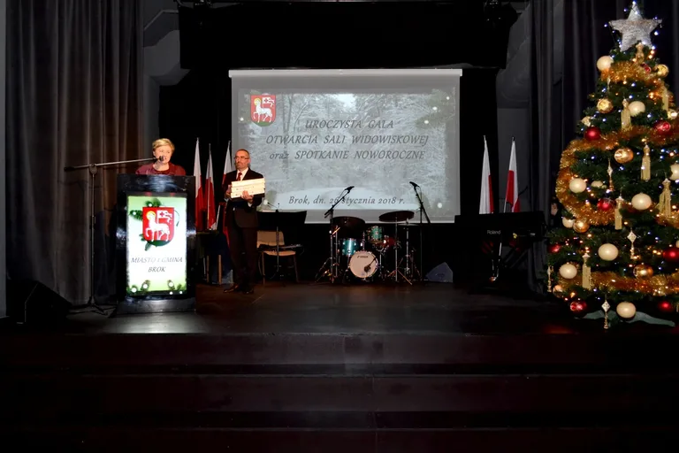 Brok z nowoczesną salą widowiskową (zdjęcia)