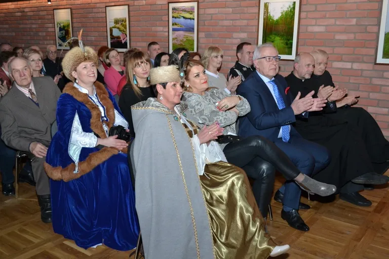 Brok z nowoczesną salą widowiskową (zdjęcia)