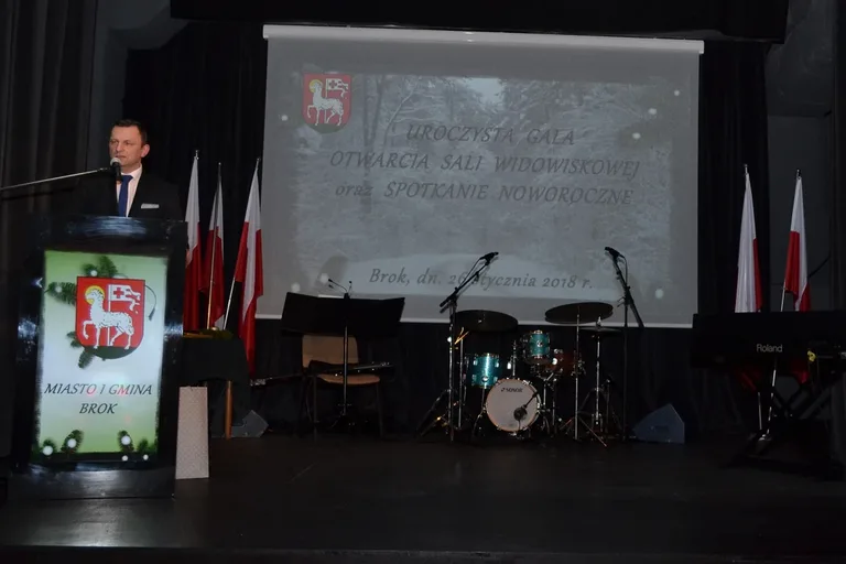 Brok z nowoczesną salą widowiskową (zdjęcia)