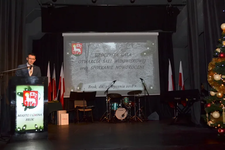 Brok z nowoczesną salą widowiskową (zdjęcia)