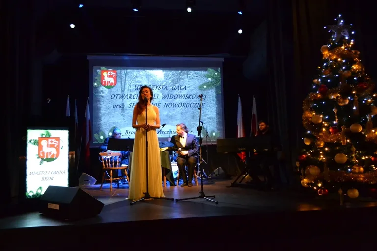 Brok z nowoczesną salą widowiskową (zdjęcia)