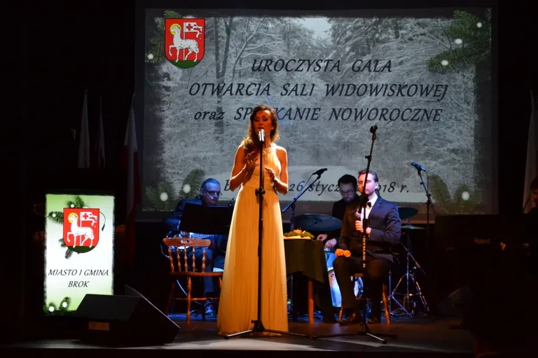 Brok z nowoczesną salą widowiskową (zdjęcia)