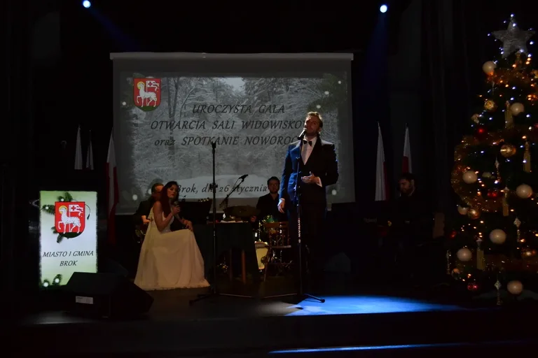Brok z nowoczesną salą widowiskową (zdjęcia)
