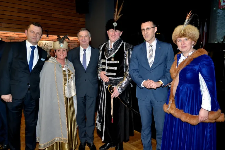Brok z nowoczesną salą widowiskową (zdjęcia)