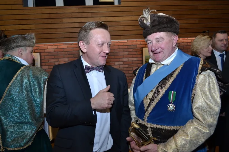 Brok z nowoczesną salą widowiskową (zdjęcia)