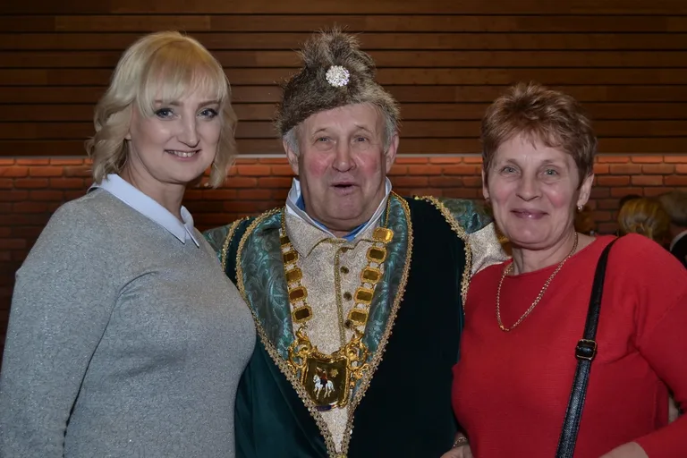 Brok z nowoczesną salą widowiskową (zdjęcia)