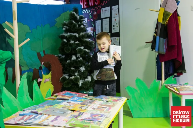 Mobilna biblioteka w przedszkolu "Żółty Słonik" (zdjęcia, wideo)