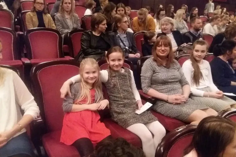 Uczniowie "dwójki" na spektaklu w warszawskim teatrze (zdjęcia)