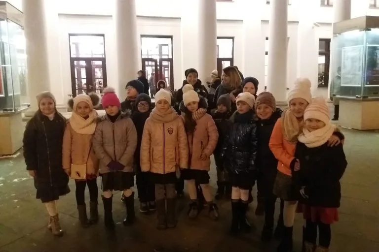 Uczniowie "dwójki" na spektaklu w warszawskim teatrze (zdjęcia)