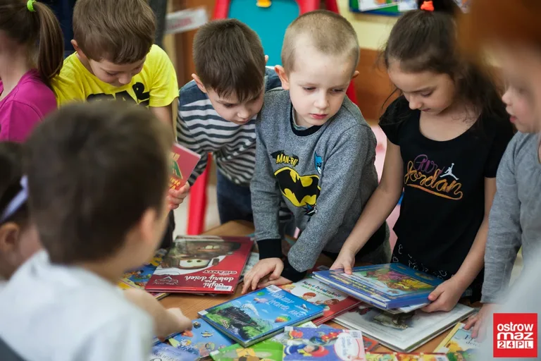 Mobilna biblioteka w ostrowskiej "trójce" (zdjęcia, wideo)