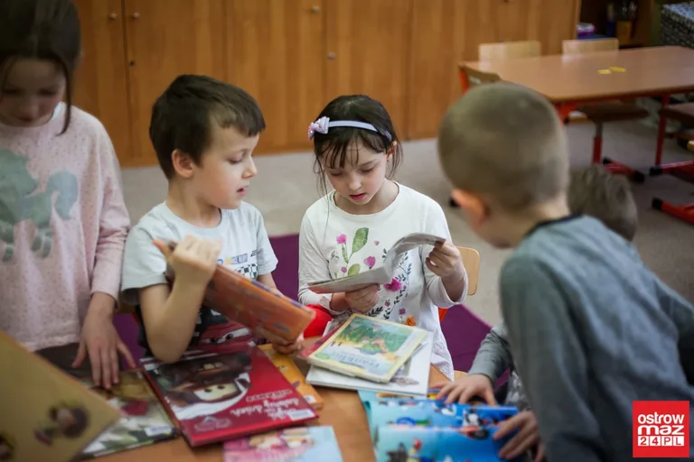 Mobilna biblioteka w ostrowskiej "trójce" (zdjęcia, wideo)