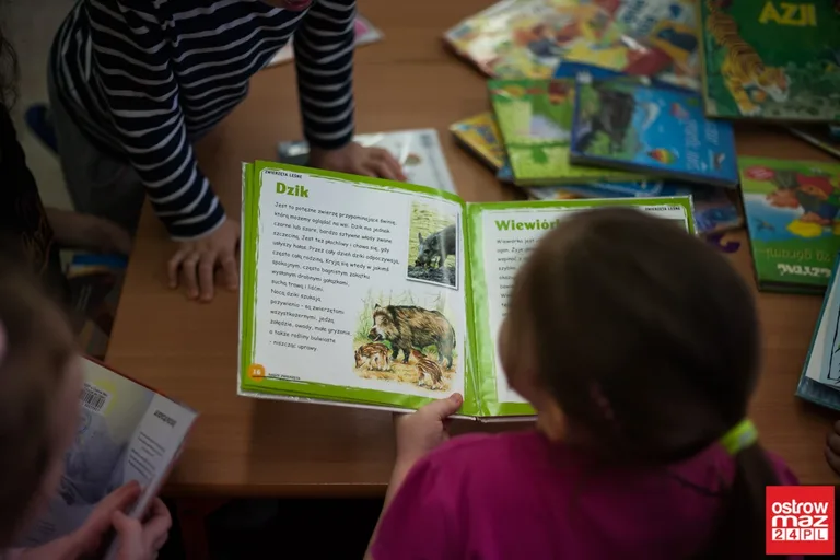 Mobilna biblioteka w ostrowskiej "trójce" (zdjęcia, wideo)