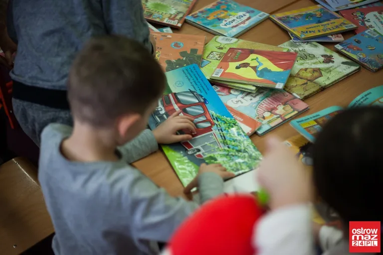 Mobilna biblioteka w ostrowskiej "trójce" (zdjęcia, wideo)