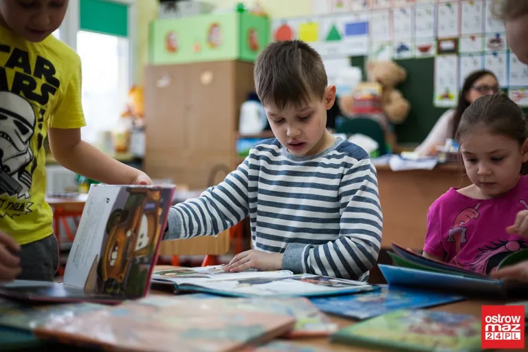 Mobilna biblioteka w ostrowskiej "trójce" (zdjęcia, wideo)