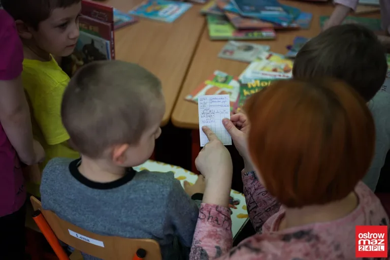 Mobilna biblioteka w ostrowskiej "trójce" (zdjęcia, wideo)
