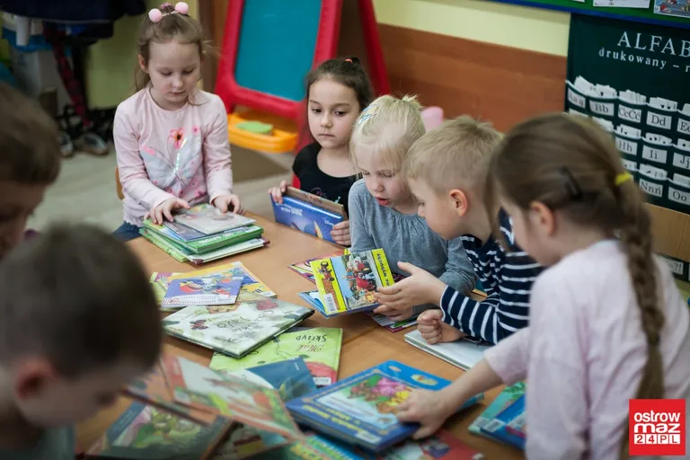 Mobilna biblioteka w ostrowskiej "trójce" (zdjęcia, wideo)