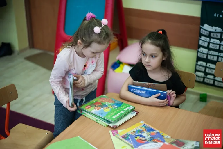 Mobilna biblioteka w ostrowskiej "trójce" (zdjęcia, wideo)
