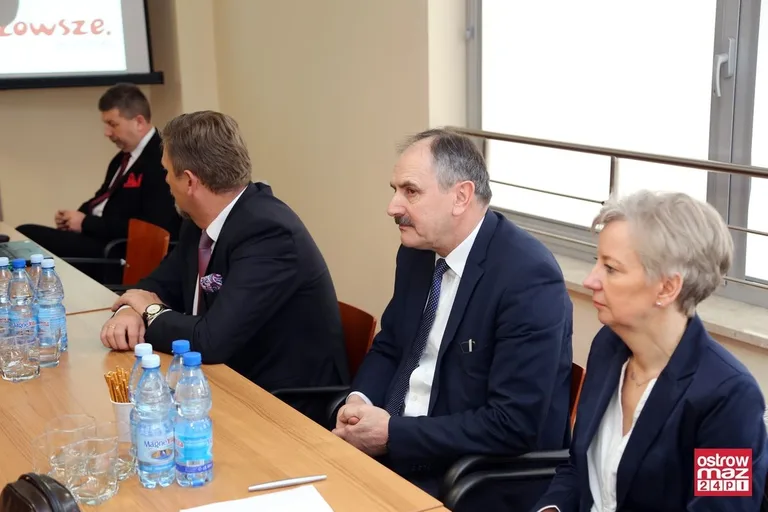 Prawie 2 mln zł dla powiatu ostrowskiego (zdjęcia)