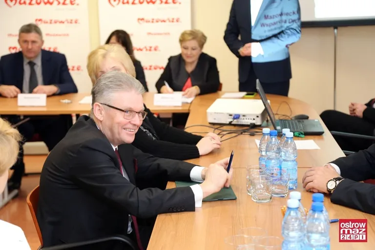 Prawie 2 mln zł dla powiatu ostrowskiego (zdjęcia)