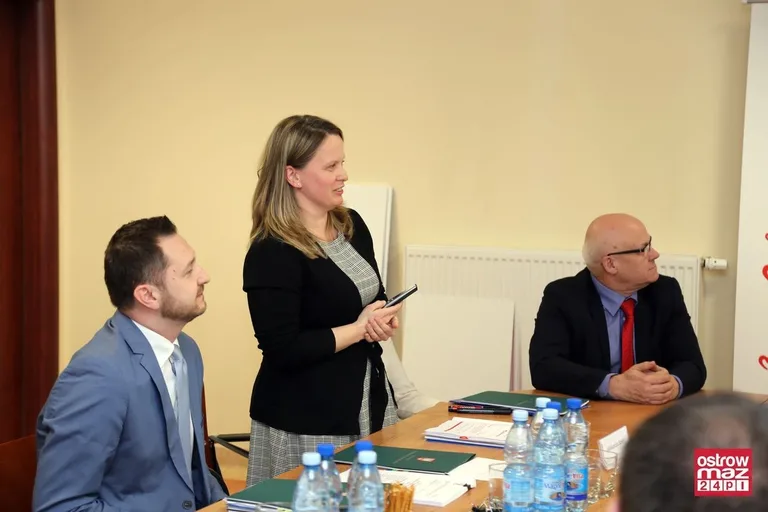 Prawie 2 mln zł dla powiatu ostrowskiego (zdjęcia)