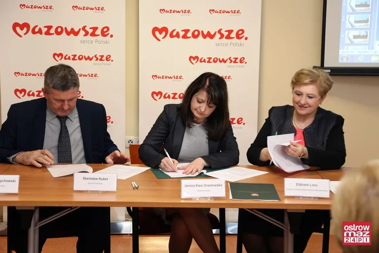 Prawie 2 mln zł dla powiatu ostrowskiego (zdjęcia)