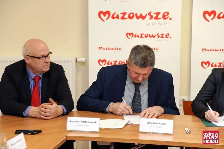 Prawie 2 mln zł dla powiatu ostrowskiego (zdjęcia)