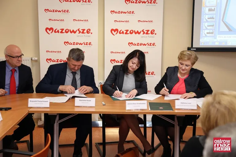 Prawie 2 mln zł dla powiatu ostrowskiego (zdjęcia)
