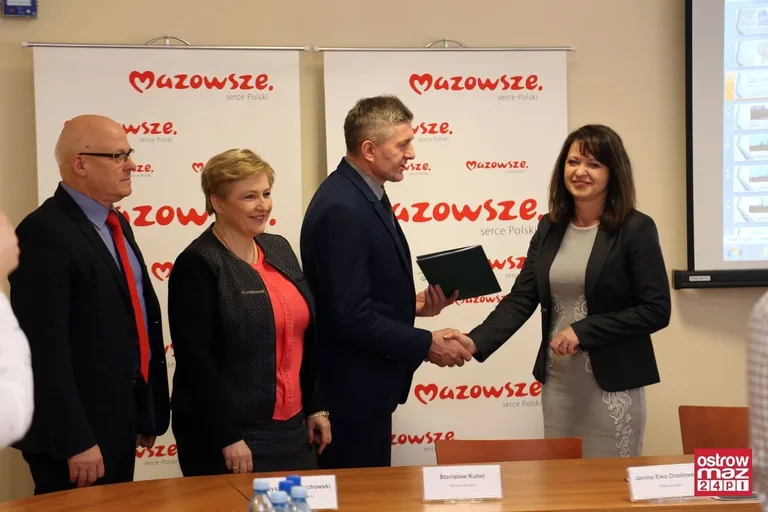 Prawie 2 mln zł dla powiatu ostrowskiego (zdjęcia)