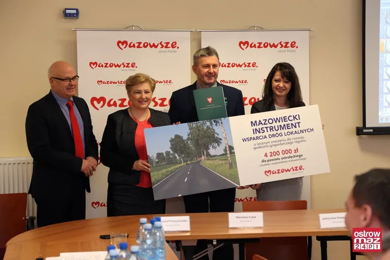Prawie 2 mln zł dla powiatu ostrowskiego (zdjęcia)
