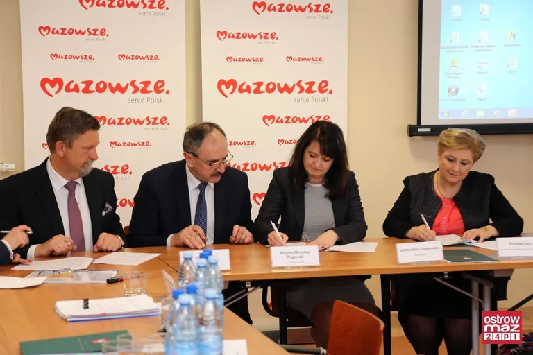 Prawie 2 mln zł dla powiatu ostrowskiego (zdjęcia)