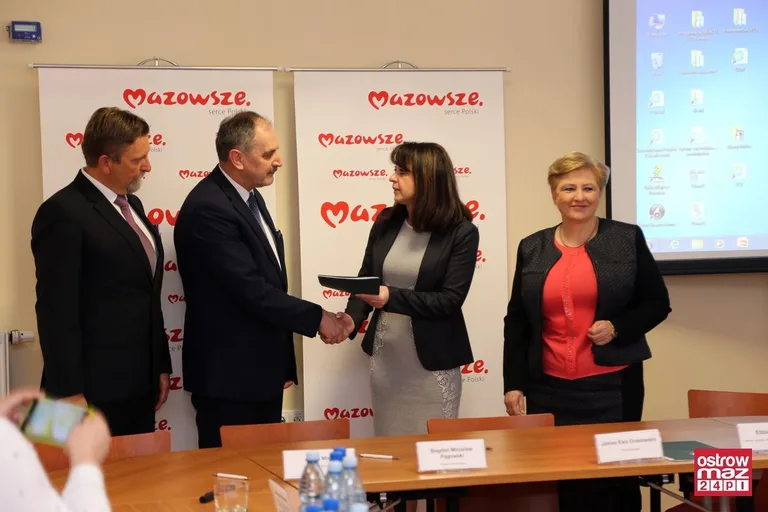 Prawie 2 mln zł dla powiatu ostrowskiego (zdjęcia)