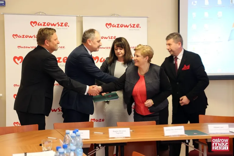 Prawie 2 mln zł dla powiatu ostrowskiego (zdjęcia)