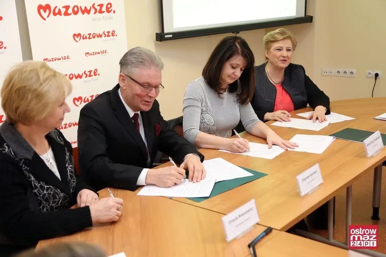 Prawie 2 mln zł dla powiatu ostrowskiego (zdjęcia)