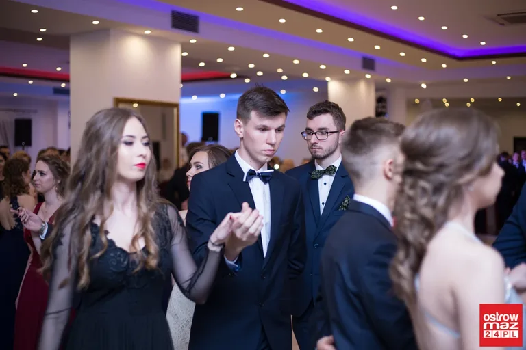 Studniówka maturzystów LO im. M. Kopernika (zdjęcia, wideo)