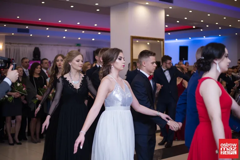 Studniówka maturzystów LO im. M. Kopernika (zdjęcia, wideo)