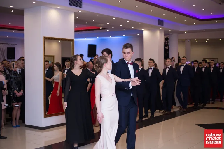Studniówka maturzystów LO im. M. Kopernika (zdjęcia, wideo)